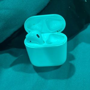 2nd gen airpods case wit left airpod and missing right airpod